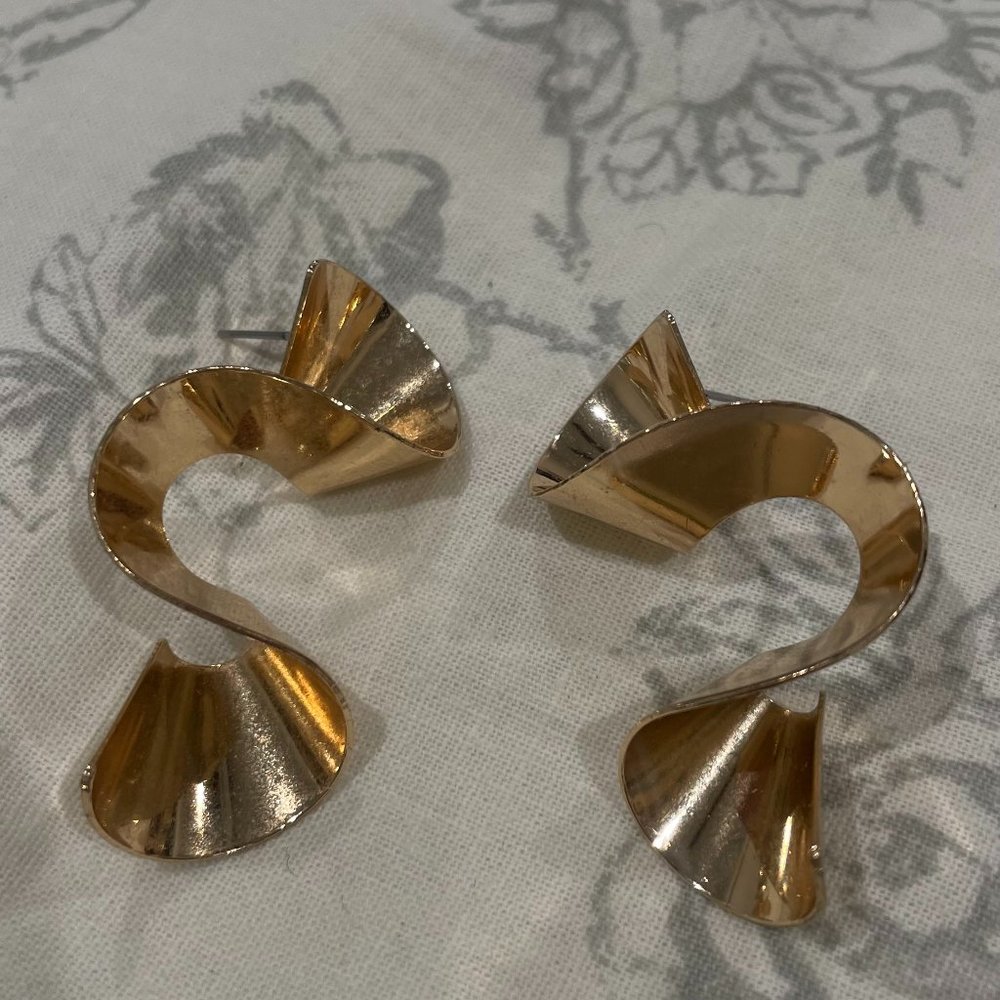 Gold Swirl Earrings from Revolve